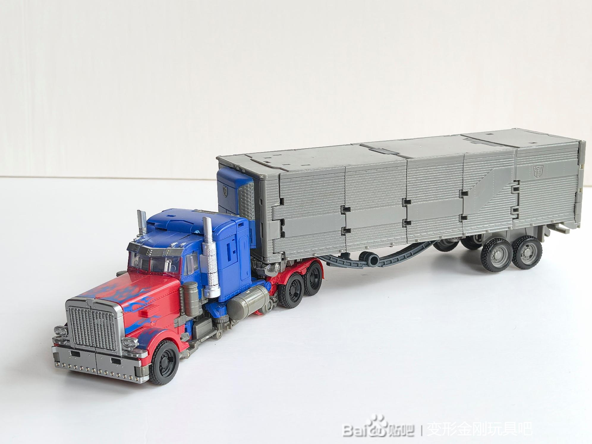 Studio Series 3244 Optimus Prime review 3