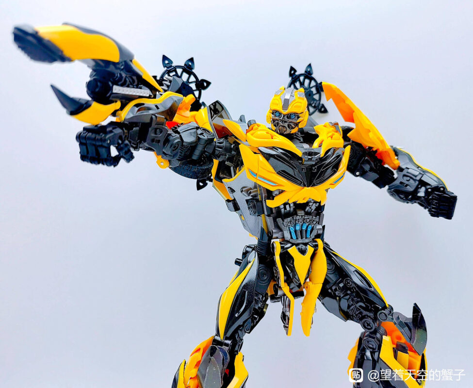 Bumblebee includes the iconic AoE claw cannon